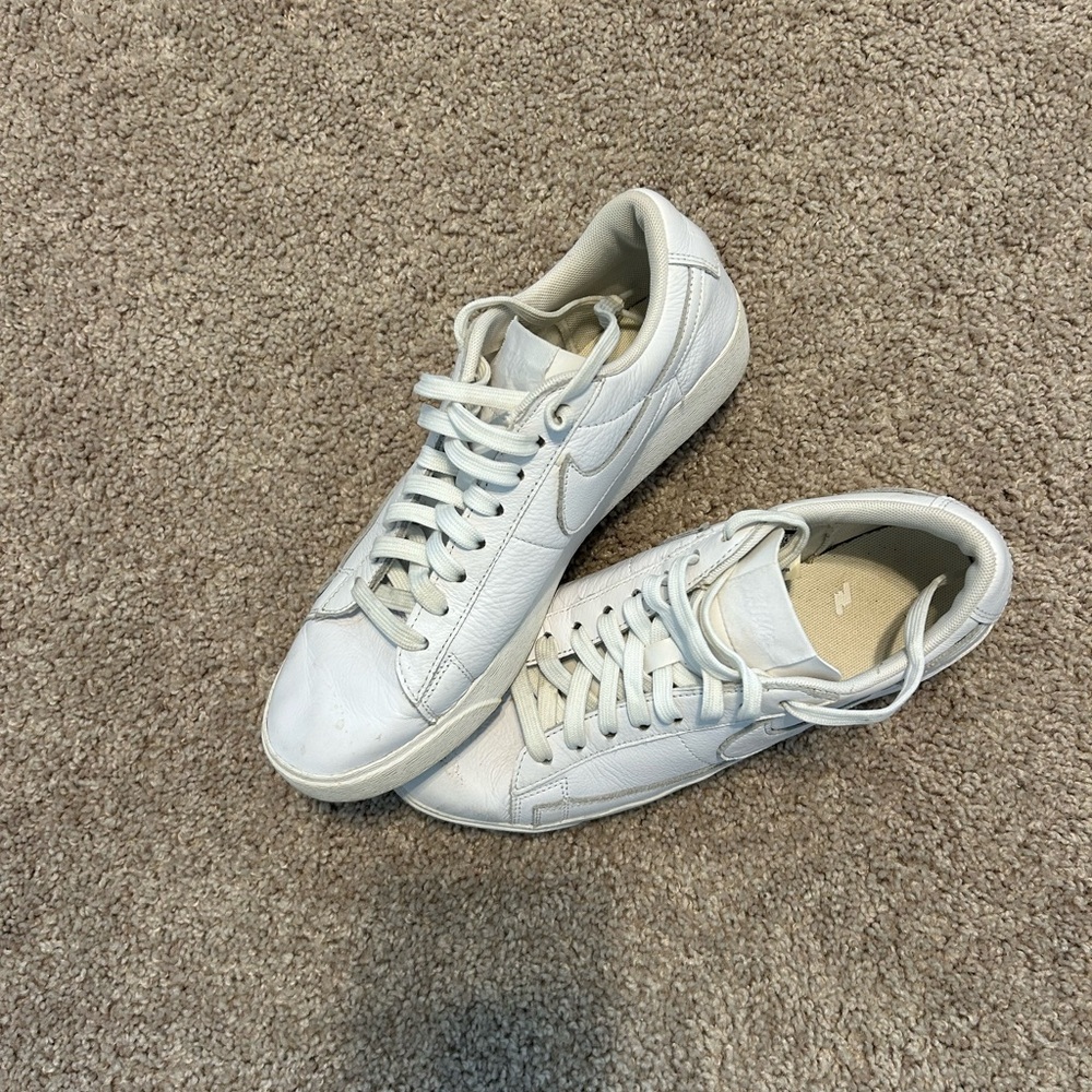 White Nike low tops - Picture 3 of 3